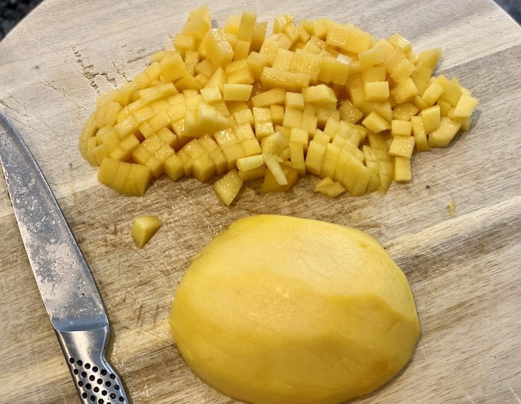 preparing the mangoes