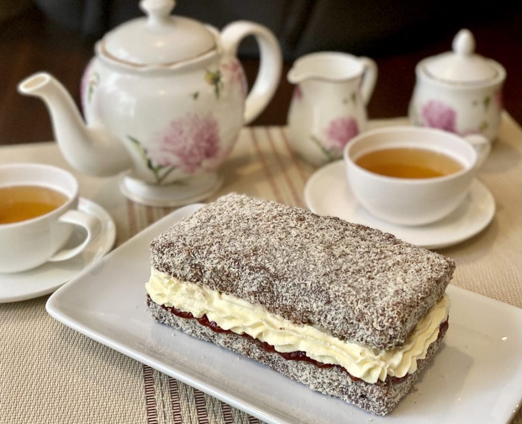 LAMINGTON CAKE