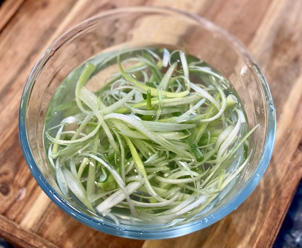 making spring onion curls