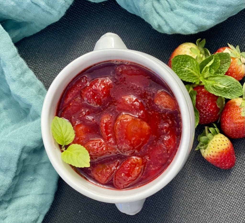 EASY STRAWBERRY COMPOTE