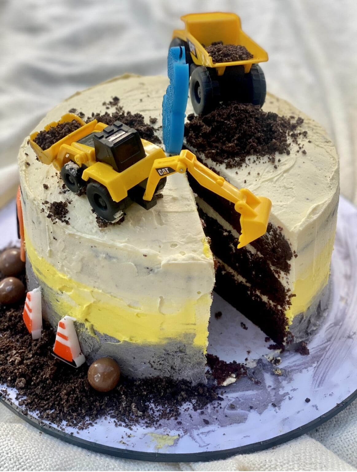 Construction Cake (less sweet buttercream) - 3CatsFoodie