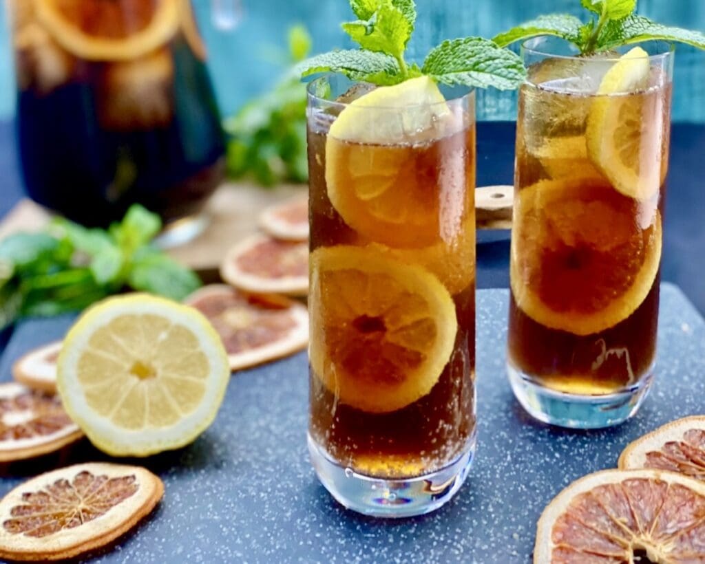 Long Island iced tea with lemon slices and fresh mint