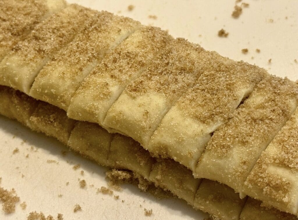 Log of puff pastry was cut into 1 cm slices.